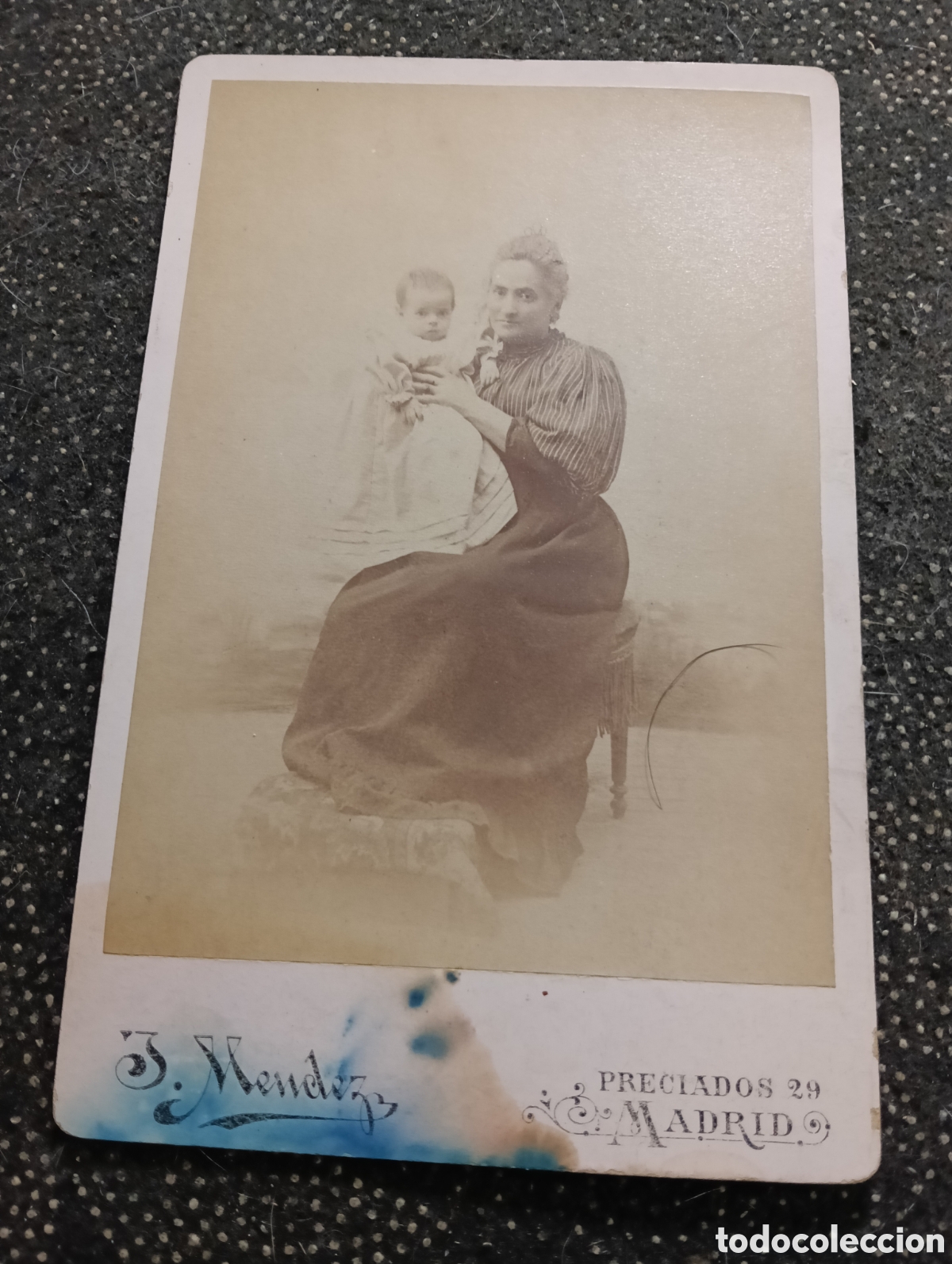 Fotograf&iacute;a antigua: Fotograf&iacute;a de la madre y un reci&eacute;n nacido de 13 meses en Madrid