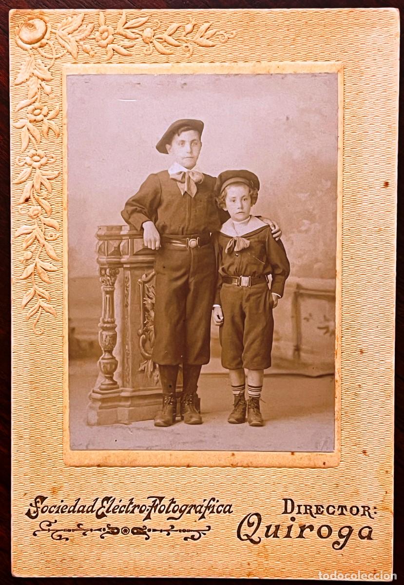Photographie ancienne: FOTOGRAFIA ALBUMINA DE DOS NI&Ntilde;OS, SOCIEDAD ELECTRO-FOTOGRAFICA, QUIROGA, , CALLE REAL 88 CORU&Ntilde;A, MID
