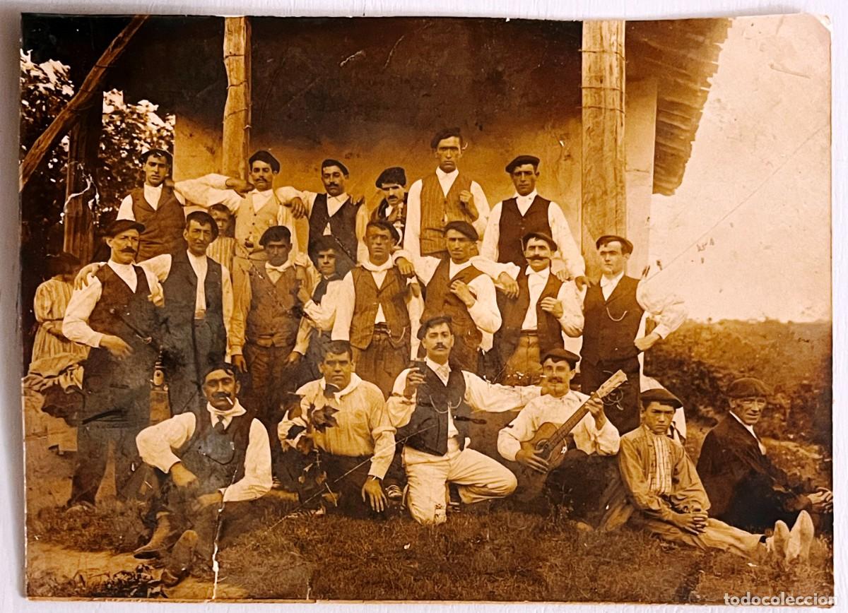 Alte Fotografie: PA&Iacute;S VASCO, ANTIGUA FOTOGRAF&Iacute;A ALB&Uacute;MINA, GRUPO DE VASCOS CON BOINAS Y GUITARRA, HACIA 1900