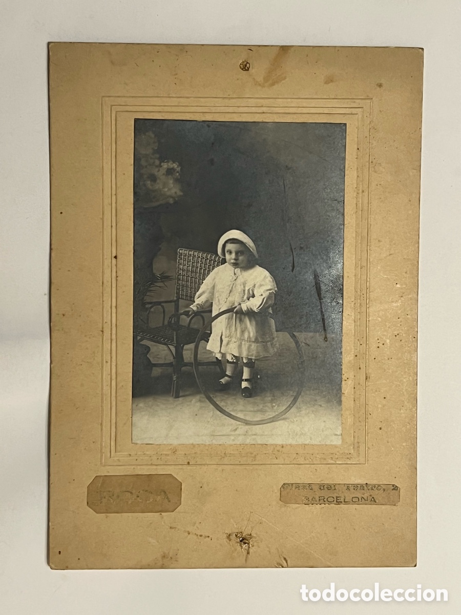 Photographie ancienne: NI&Ntilde;OS.. Fotograf&iacute;a Roca, Barcelona.. Retrato N&Ntilde;o con Aro (h.1900?) Med&iacute;das: 15,5 x 22