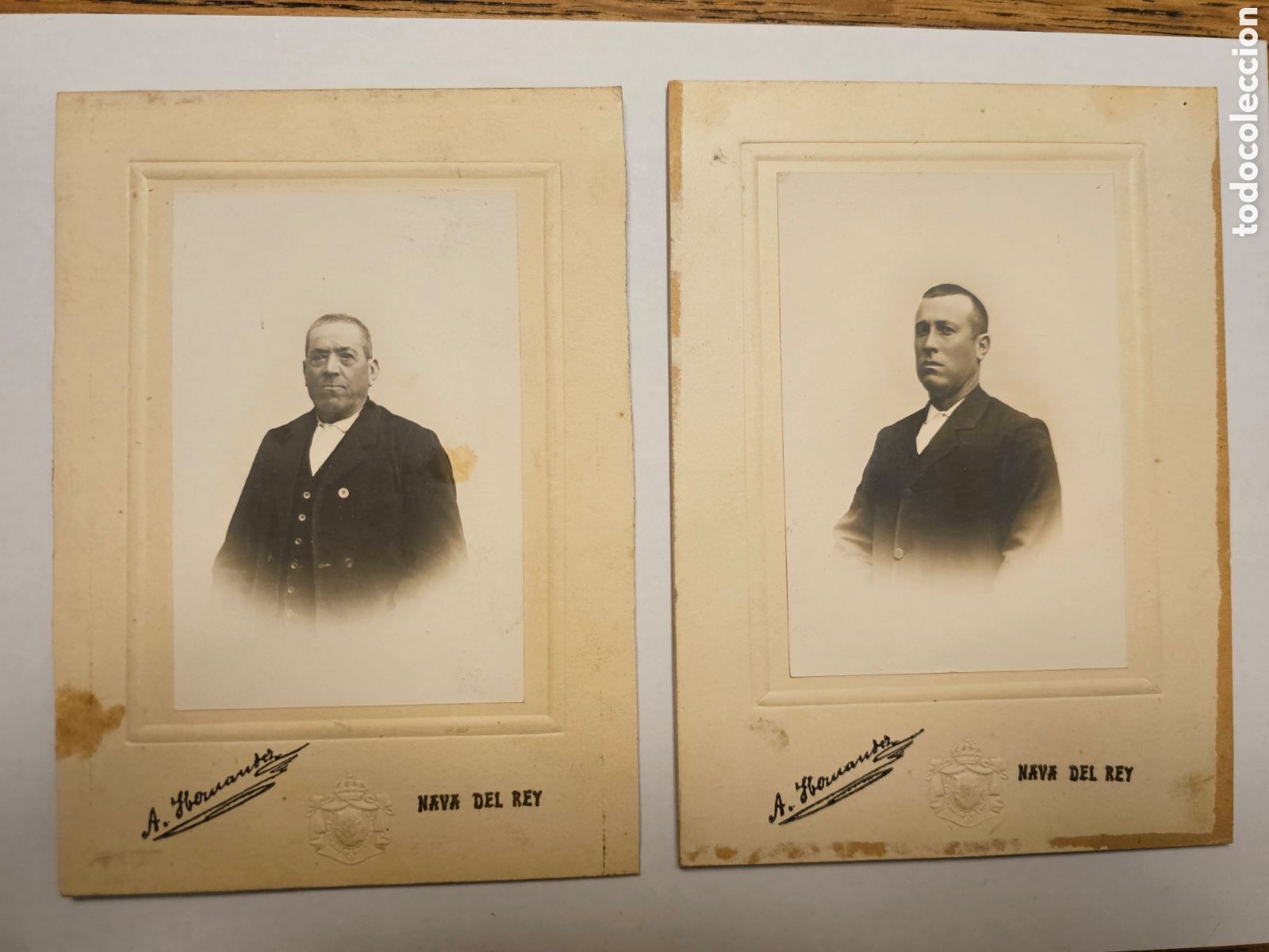 Fotografia antiga: Lote de dos fotograf&iacute;as de caballeros an&oacute;nimos, cabinet card, finales s.XIX, albumina