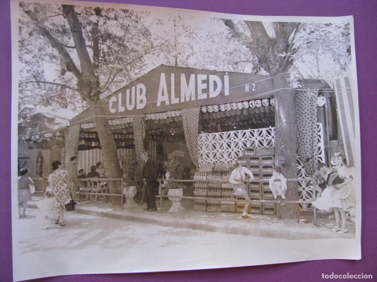 Fotografia antica: FOTO DE FERIA DE SEVILLA. CASETA CLUB ALMEDI. SEVILLA. A&Ntilde;OS 60. 23X17 CM. SANCHEZ DE PANDO