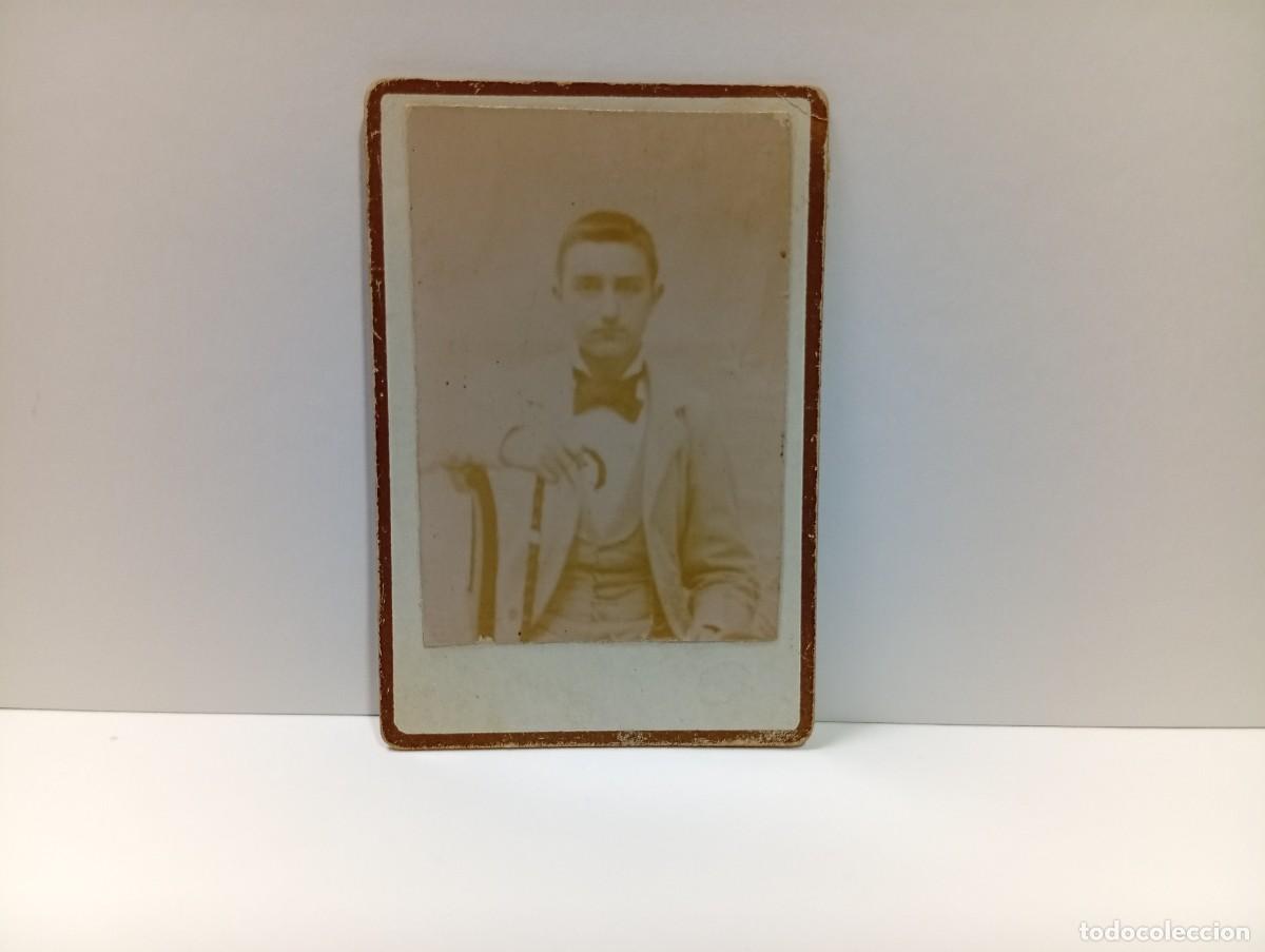 Fotografia antica: FOTOGRAF&Iacute;A ANTIGUA ALBUMINA. RETRATO ESTUDIO CABALLERO SENTADO, CON PAJARITA Y BAST&Oacute;N.