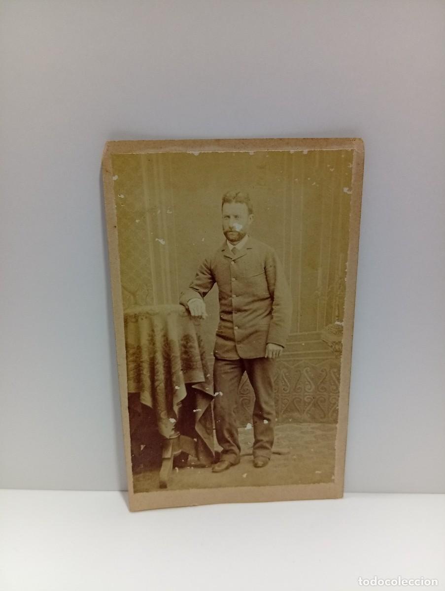 Fotografia antica: FOTOGRAF&Iacute;A ANTIGUA ALBUMINA. RETRATO ESTUDIO CABALLERO APOYADO EN UNA MESA.