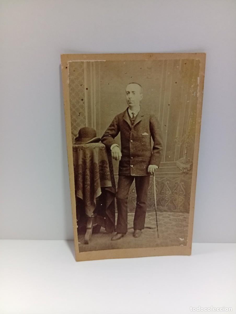 Fotografia antica: FOTOGRAF&Iacute;A ANTIGUA ALBUMINA. RETRATO ESTUDIO CABALLERO APOYADO EN UNA MESA CON BASTON Y SOMBRERO.