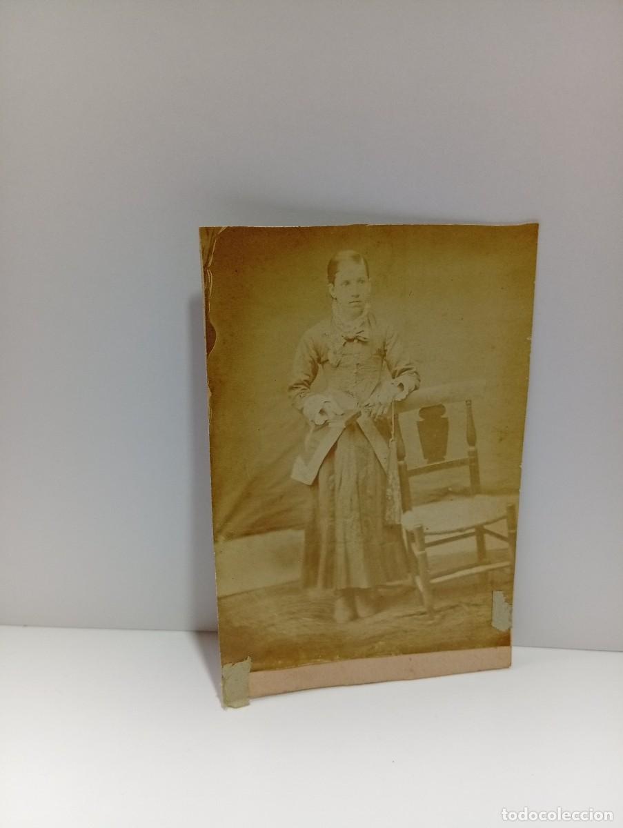 Fotografia antica: FOTOGRAF&Iacute;A ANTIGUA ALBUMINA. RETRATO ESTUDIO SE&Ntilde;ORA APOYADA EN UNA SILLA COUN LIBRO EN LA MANO.