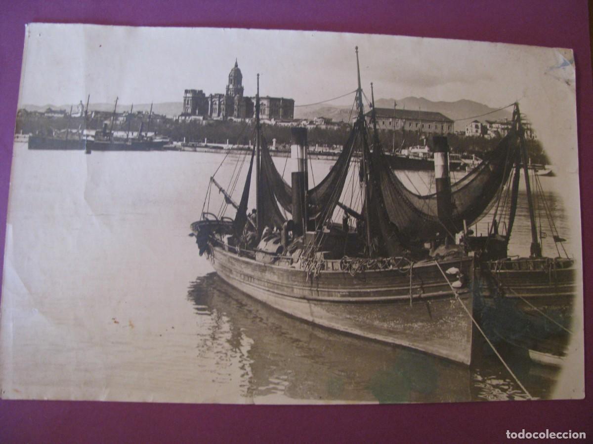Fotograf&iacute;a antigua: ANTIGUA FOTO DE MALAGA. PUERTO Y CATEDRAL. BARCOS PESQUEROS DE VAPOR. 30X19 CM