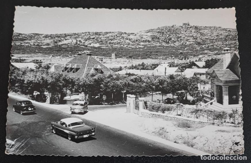 Fotografia antiga: ANTIGUA FOTOGRAFIA DE TORRELODONES, ENTRADA CARRETERA DEL HOYO, COCHES, CANTO DEL PICO, A&Ntilde;OS 50
