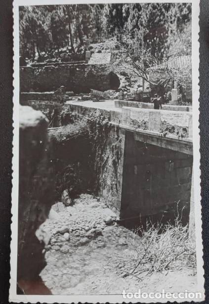 Fotograf&iacute;a antigua: VISTAS DE GUISANDO, AVILA, HOMBRE EN PUENTE TRABAJANDO Y CARRO, FOTOGRAFIA ANTIGUA
