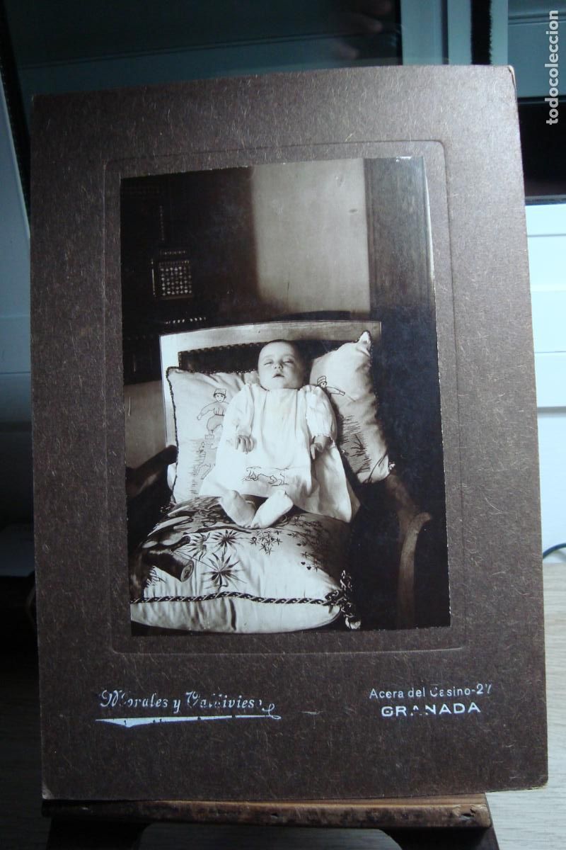 Fotograf&iacute;a antigua: ANTIGUA FOTOGRAFIA NI&Ntilde;O MUERTO FALLECIDO POST-MORTEN. FOTO MORALES Y VALDIVIESO. GRANADA PPIOS XX