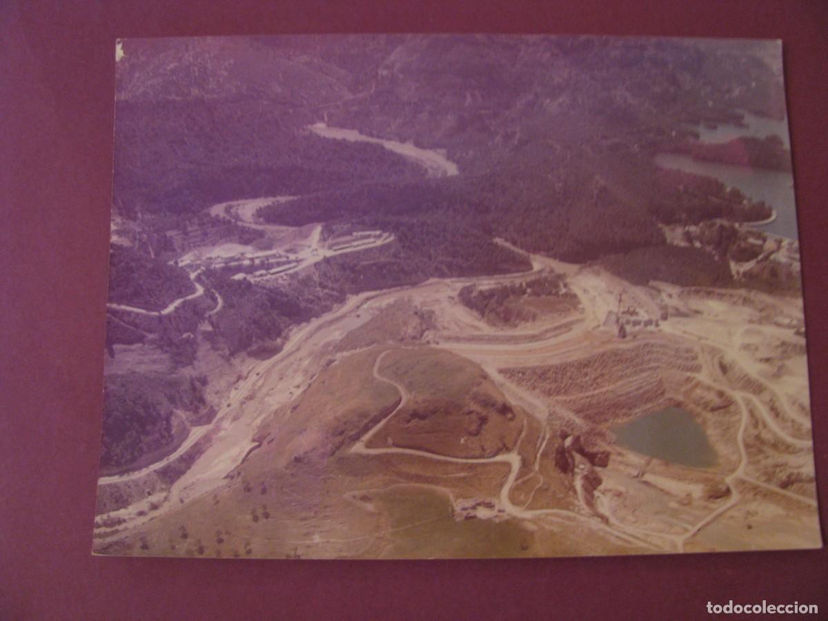 Fotograf&iacute;a antigua: FOTO AEREA: PAISAJES ESPA&Ntilde;OLES. EMBALSE DE GUADALTEBA. MALAGA. CONSTRUCCION PRESA. 17X12,5 CM 1971
