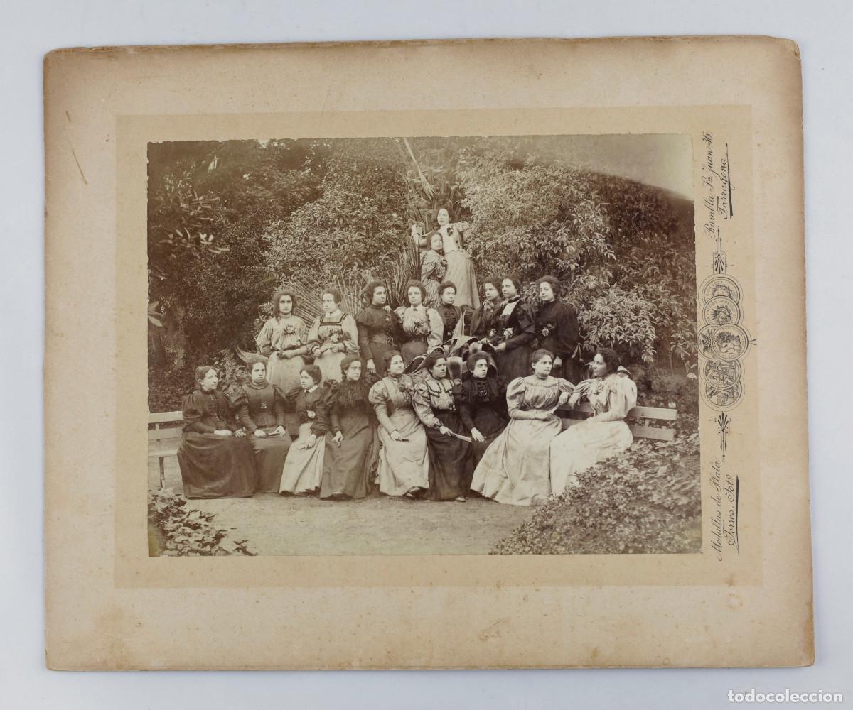 Fotograf&iacute;a antigua: Grupo de mujeres por identificar, Foto: Torres, Tarragona. Soporte: 25,5x31cm.
