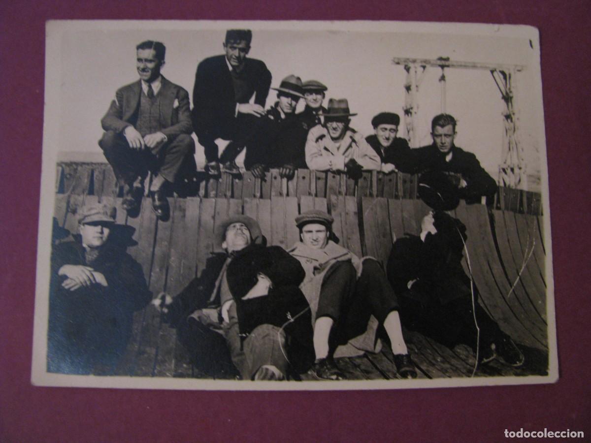 Fotograf&iacute;a antigua: ANTIGUA FOTO. GRUPO DE HOMBRES. SIN IDENTIFICAR EL LUGAR. A&Ntilde;OS 1920-30. 9X6,5 CM