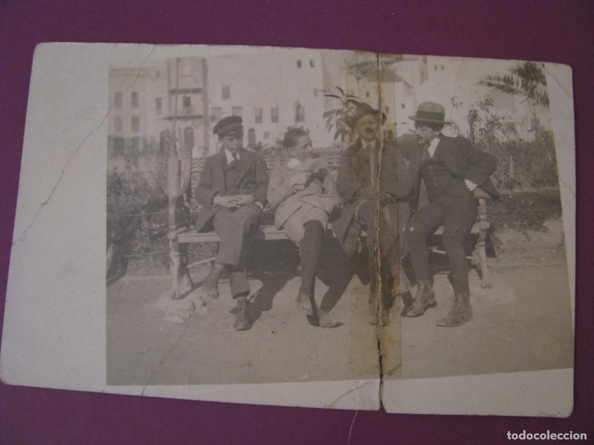Fotograf&iacute;a antigua: ANTIGUA FOTO. GRUPO DE HOMBRES. SIN IDENTIFICAR EL LUGAR. A&Ntilde;OS 1920-30. 13X8,5 CM