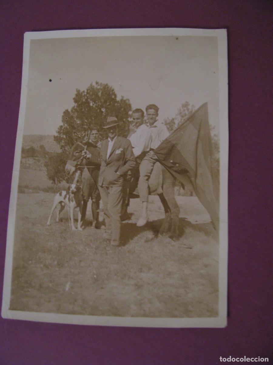 Fotograf&iacute;a antigua: ANTIGUA FOTO. GRUPO DE HOMBRES. SIN IDENTIFICAR EL LUGAR. A&Ntilde;OS 1920-30. 11X8 CM