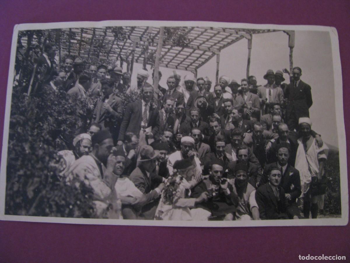 Fotograf&iacute;a antigua: ANTIGUA FOTO. GRUPO DE HOMBRES. SIN IDENTIFICAR EL LUGAR, MARRUECOS?. A&Ntilde;OS 1920-30. 14X8,5 CM