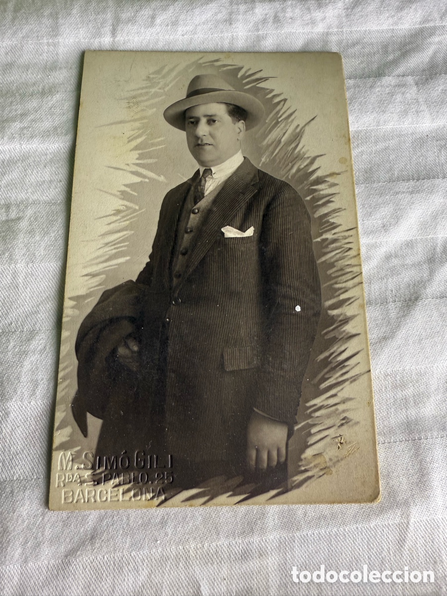Fotograf&iacute;a antigua: fotograf&iacute;a postal original de caballero elegante con sombrero &ndash; Estudio M. Sim&oacute; Gili, Barcelona XIX.