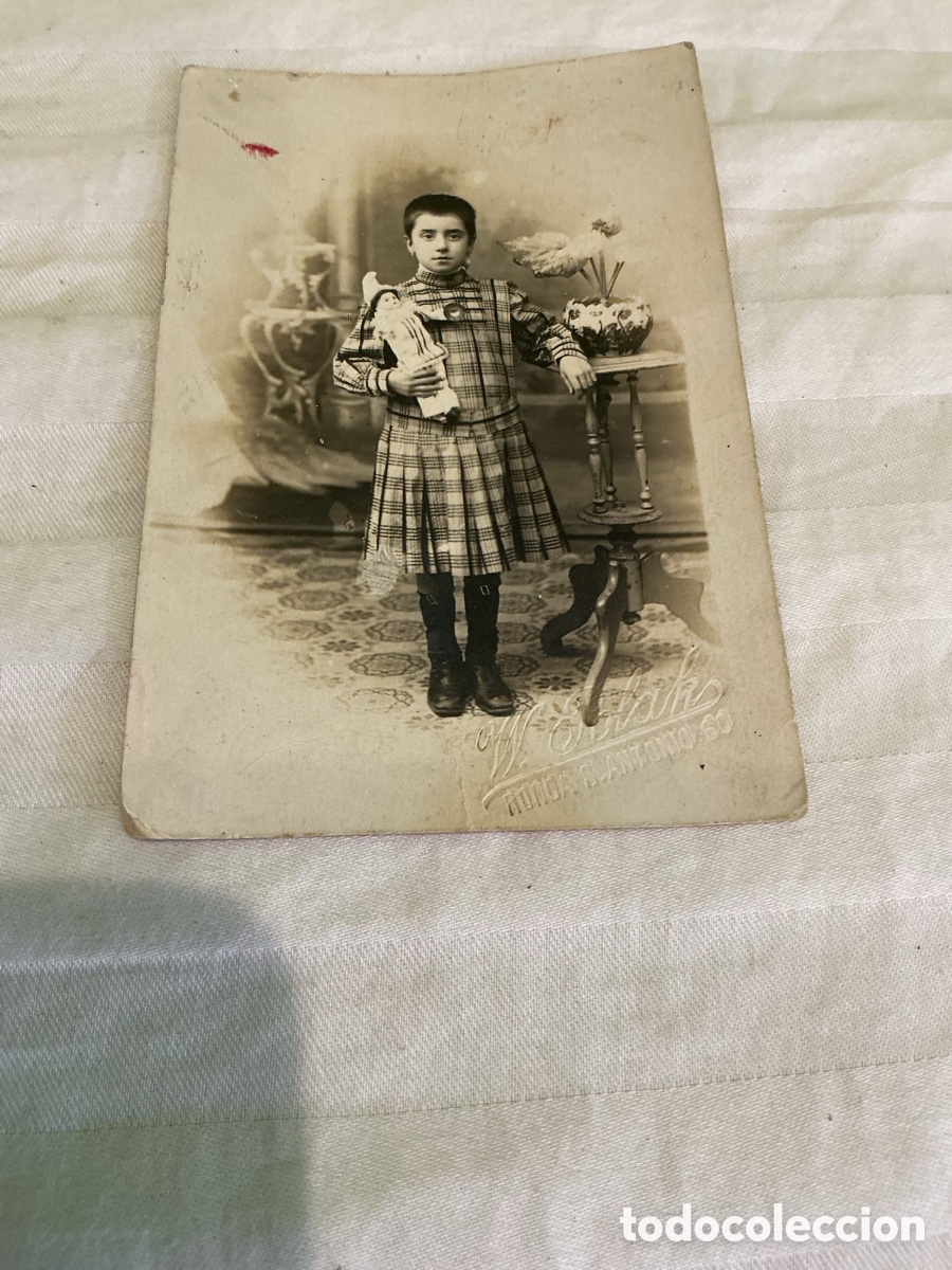 Fotograf&iacute;a antigua: Fotograf&iacute;a antigua de ni&ntilde;a con mu&ntilde;eca. Tarjeta postal. Principios del siglo XX.