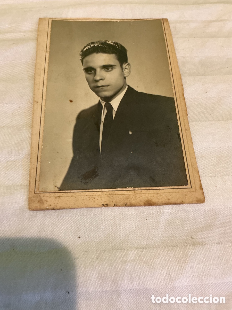 Fotograf&iacute;a antigua: Fotograf&iacute;a antigua de joven con traje. Retrato sobre cart&oacute;n. A&ntilde;os 30&ndash;40.