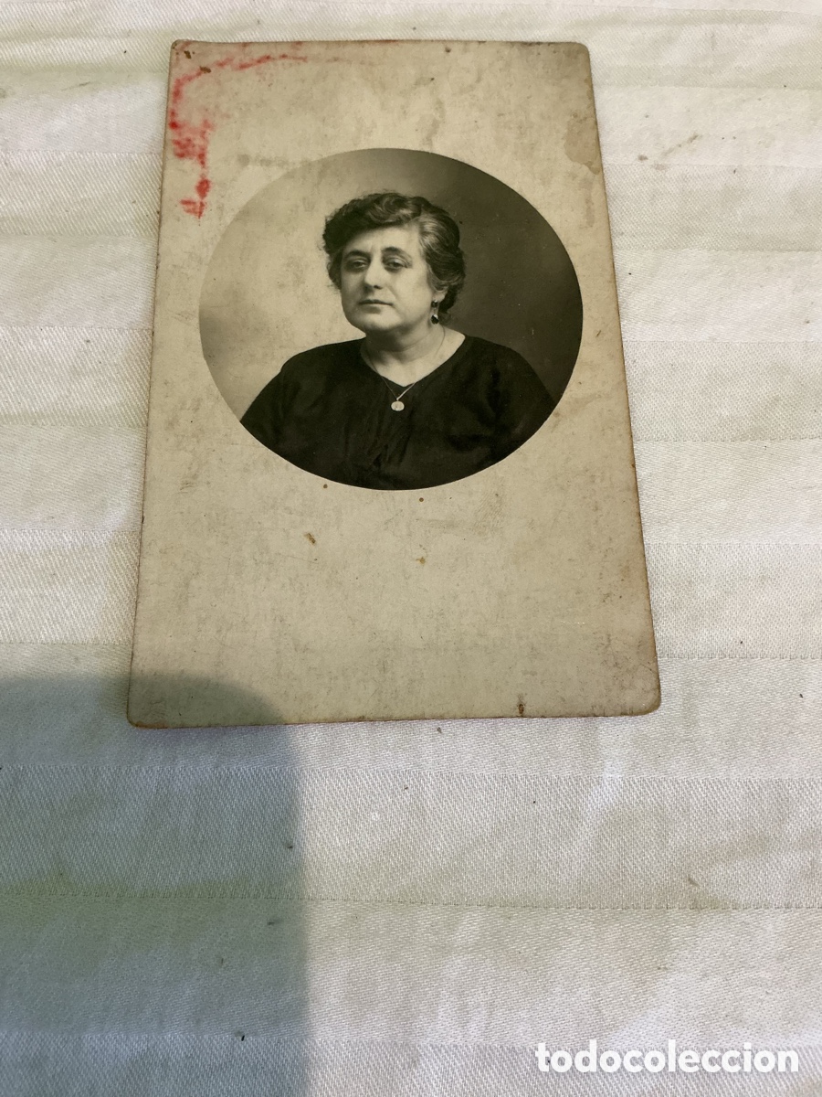 Fotograf&iacute;a antigua: Fotograf&iacute;a antigua de dama con medalla. Tarjeta postal. A&ntilde;os 20&ndash;30.