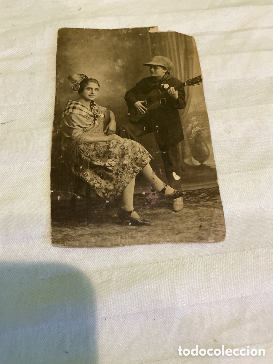 Fotograf&iacute;a antigua: Fotograf&iacute;a antigua de pareja con guitarra y mant&oacute;n. Tarjeta postal. A&ntilde;os 20&ndash;30.