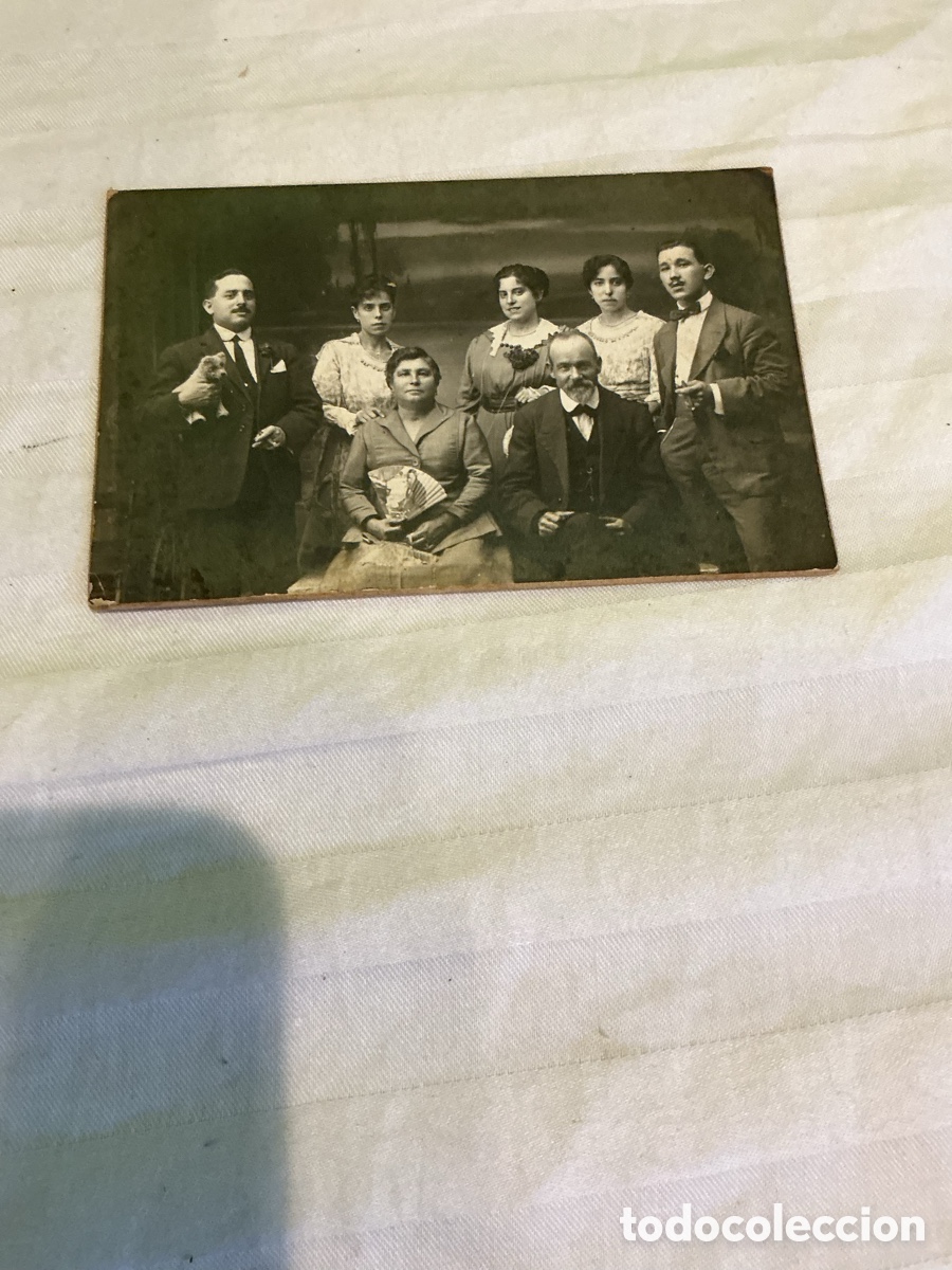 Fotograf&iacute;a antigua: Fotograf&iacute;a familiar con perrito. Fotograf&iacute;a Espa&ntilde;a, Barcelona. Principios del siglo XX.