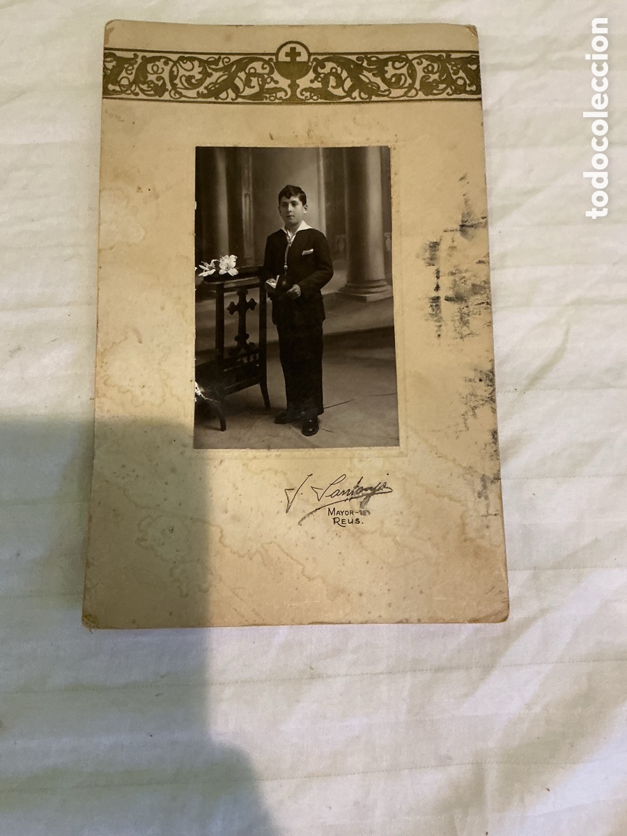 Fotograf&iacute;a antigua: Antigua fotograf&iacute;a de primera comuni&oacute;n sobre cart&oacute;n decorado. Reus. A&ntilde;os 20&ndash;30.