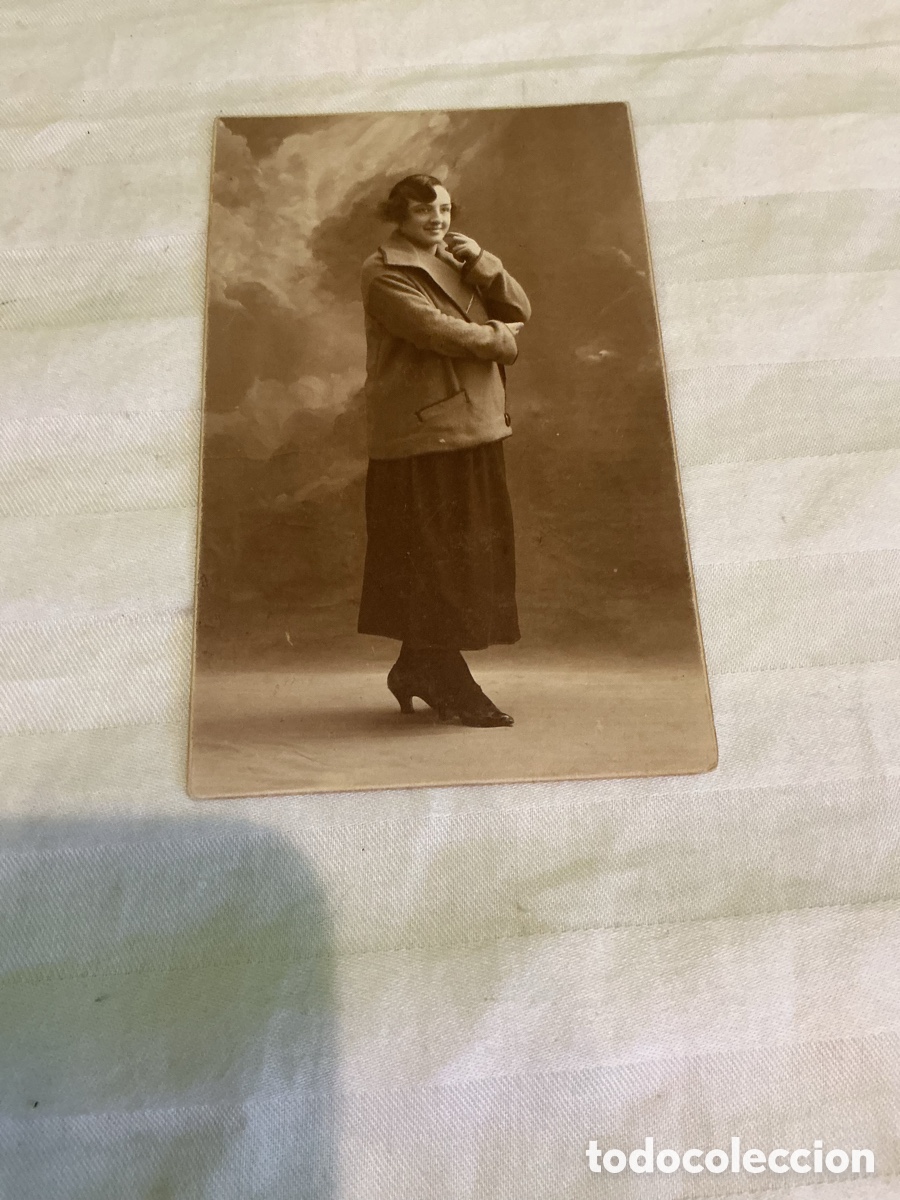 Fotograf&iacute;a antigua: Fotograf&iacute;a postal de mujer. Santonja, Barcelona-Gracia. Hacia 1920.