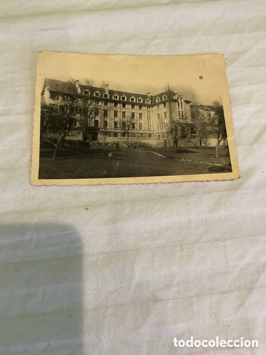 Fotograf&iacute;a antigua: Antigua fotograf&iacute;a de edificio con jard&iacute;n. A&ntilde;os 40&ndash;50, aproximadamente.