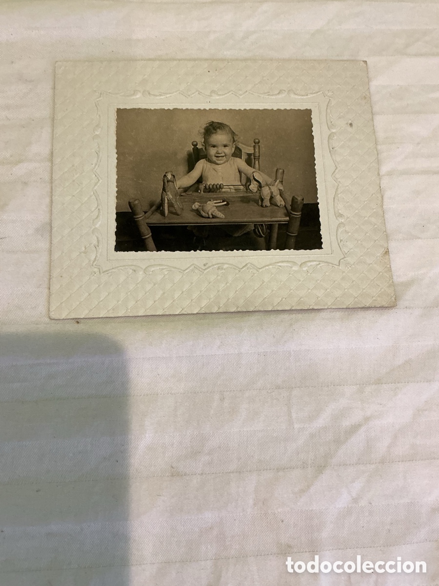 Fotograf&iacute;a antigua: Fotograf&iacute;a de beb&eacute; con juguetes. Barcelona-Gracia. A&ntilde;os 40&ndash;50, aproximadamente.