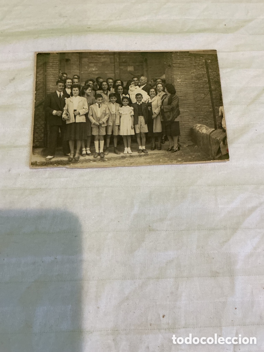 Fotograf&iacute;a antigua: Fotograf&iacute;a antigua de grupo con ni&ntilde;os y beb&eacute;. A&ntilde;os 40&ndash;50, aproximadamente.