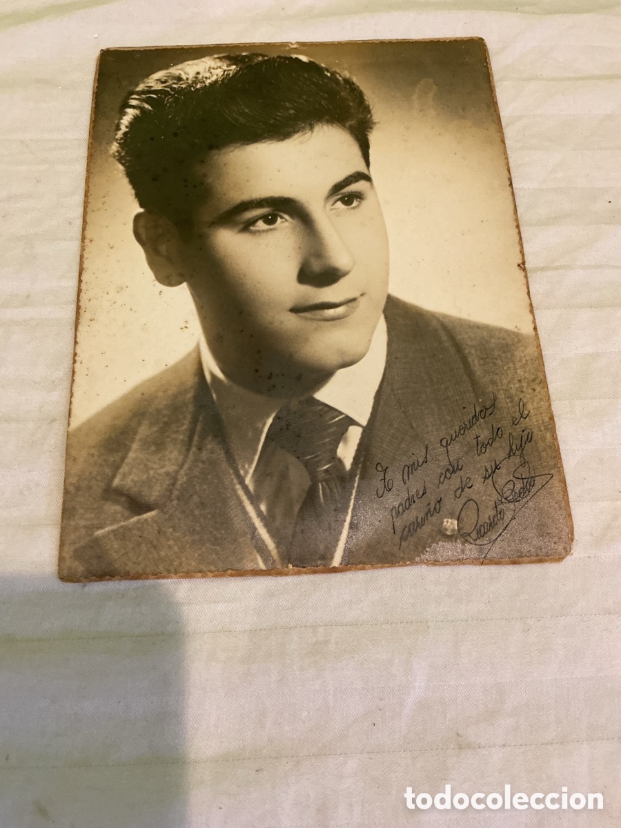 Fotograf&iacute;a antigua: Retrato de joven con dedicatoria. Fot&oacute;grafo Rom&aacute;n, Barcelona. A&ntilde;os 50, aproximadamente.