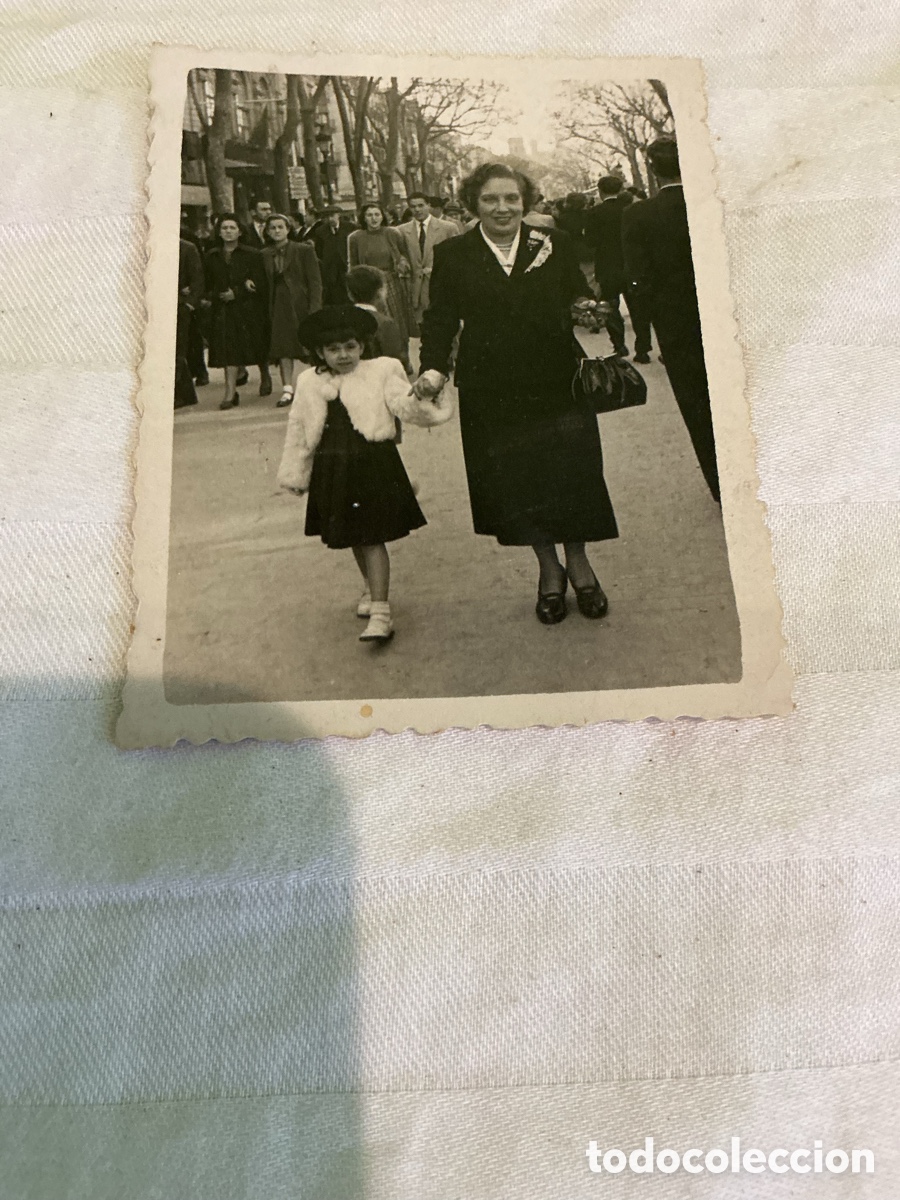Fotograf&iacute;a antigua: Mujer y ni&ntilde;a paseando. Foto-Reporte Piqueras-Maynou, Barcelona. A&ntilde;os 40&ndash;50.