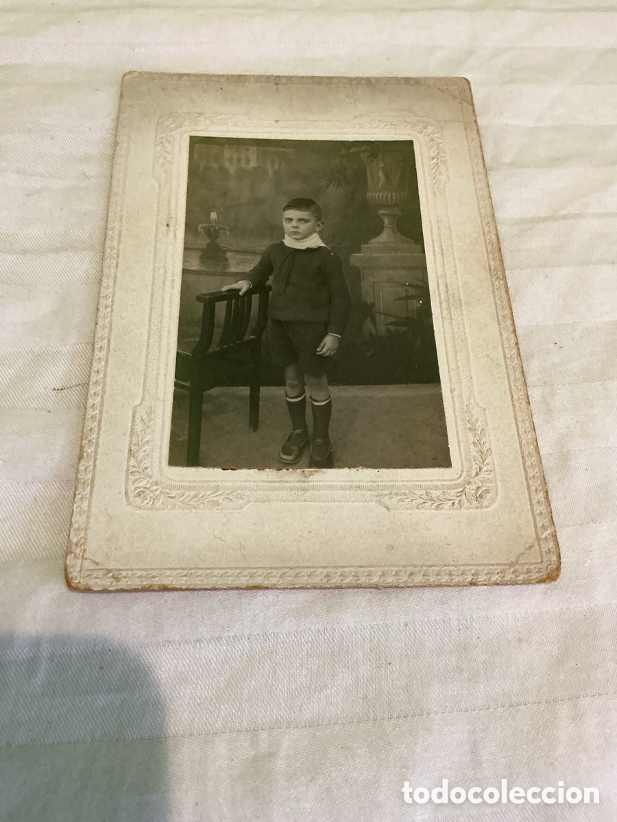Fotograf&iacute;a antigua: Retrato infantil sobre cart&oacute;n decorado. A&ntilde;os 1910&ndash;1920, aproximadamente.