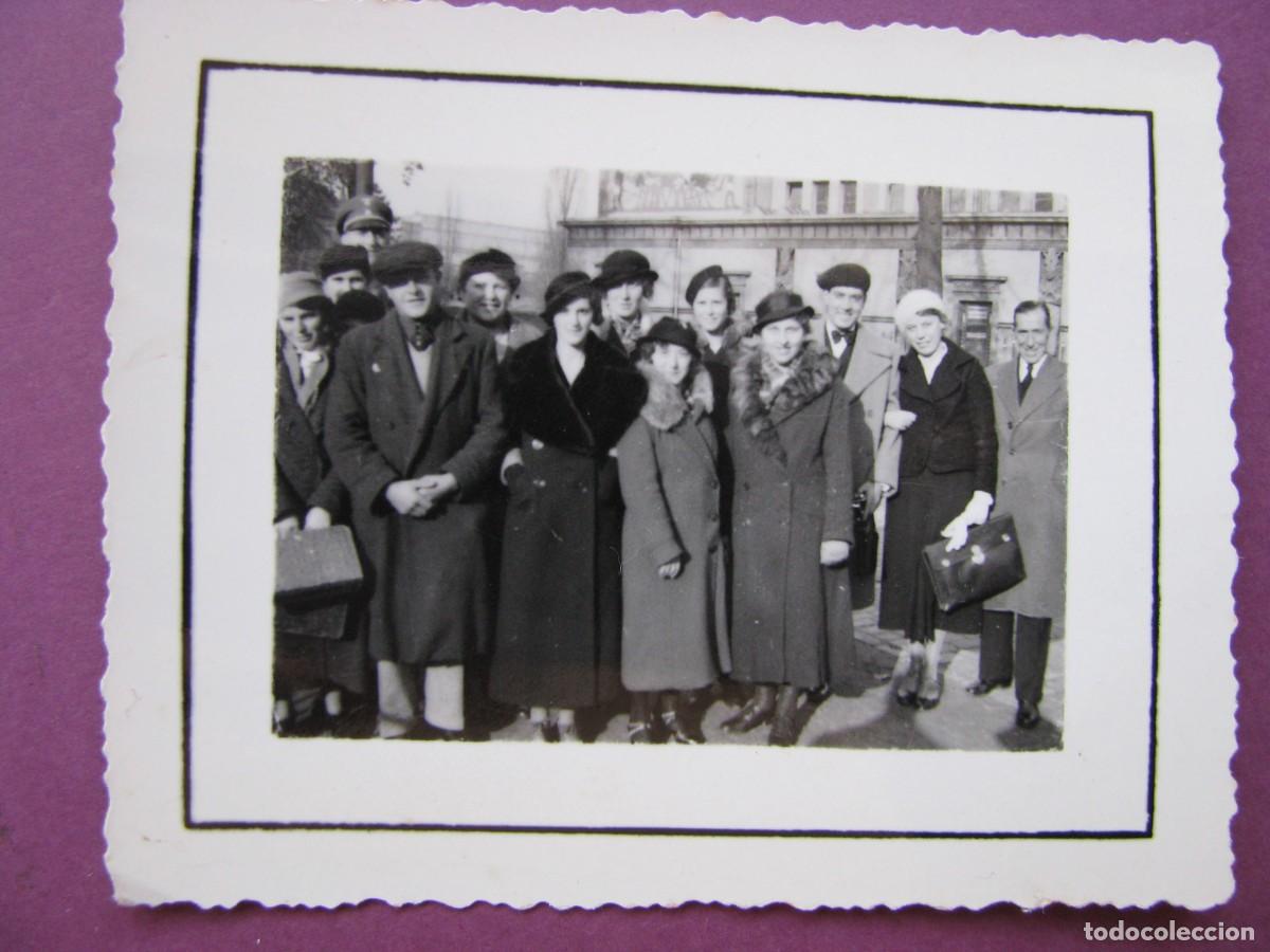 Fotograf&iacute;a antigua: FOTO DE BARCELONA. GRUPO FAMILIAR. A&Ntilde;OS C. 1930. 7,5X6 CM. PAPEL AGFA LUPEX.