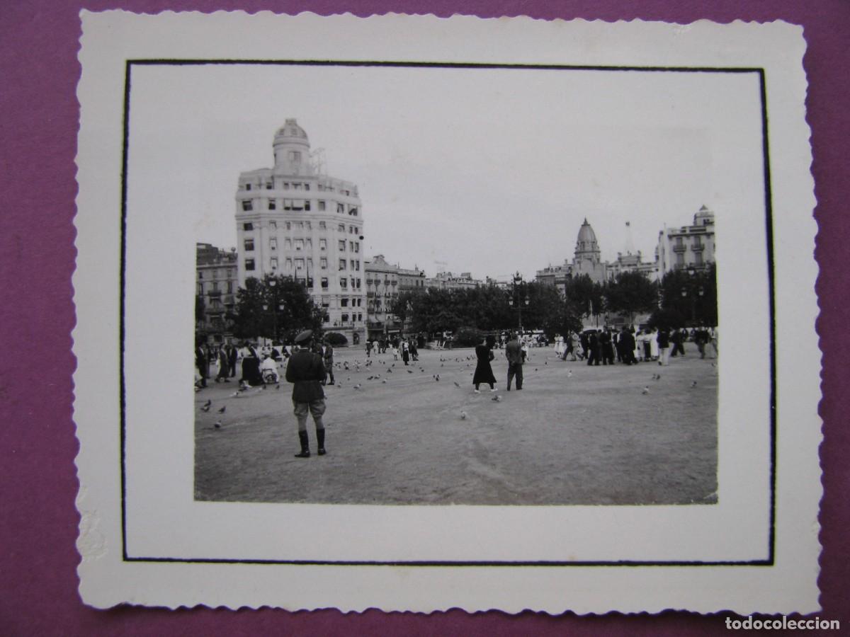 Fotograf&iacute;a antigua: FOTO DE BARCELONA. PLAZA CATALU&Ntilde;A. A&Ntilde;OS C. 1930. 7,5X6 CM. PAPEL AGFA LUPEX. IMAGEN NITIDA.