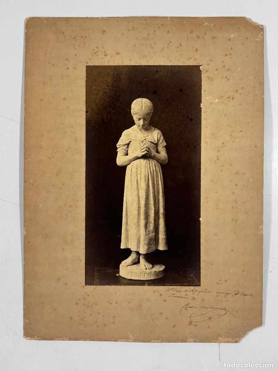 Fotograf&iacute;a antigua: Angelus. Escultura de Pere Carbonell. Firmada y dedicada a Pirozzini por el artista. 1895 aprox.