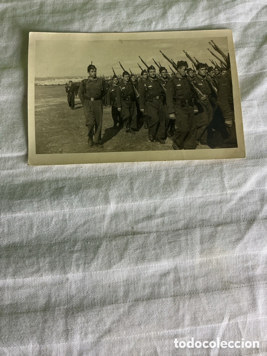 Fotograf&iacute;a antigua: Fotograf&iacute;a antigua de soldados en formaci&oacute;n con fusiles.