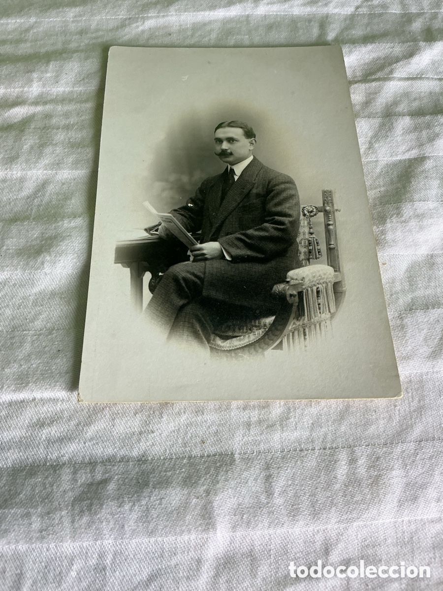 Fotograf&iacute;a antigua: Postal fotogr&aacute;fica de caballero sentado. Ban&uacute;s, Barcelona.