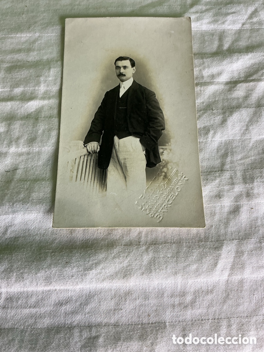 Fotograf&iacute;a antigua: Postal fotogr&aacute;fica de caballero con bigote. Barcelona, 1910.