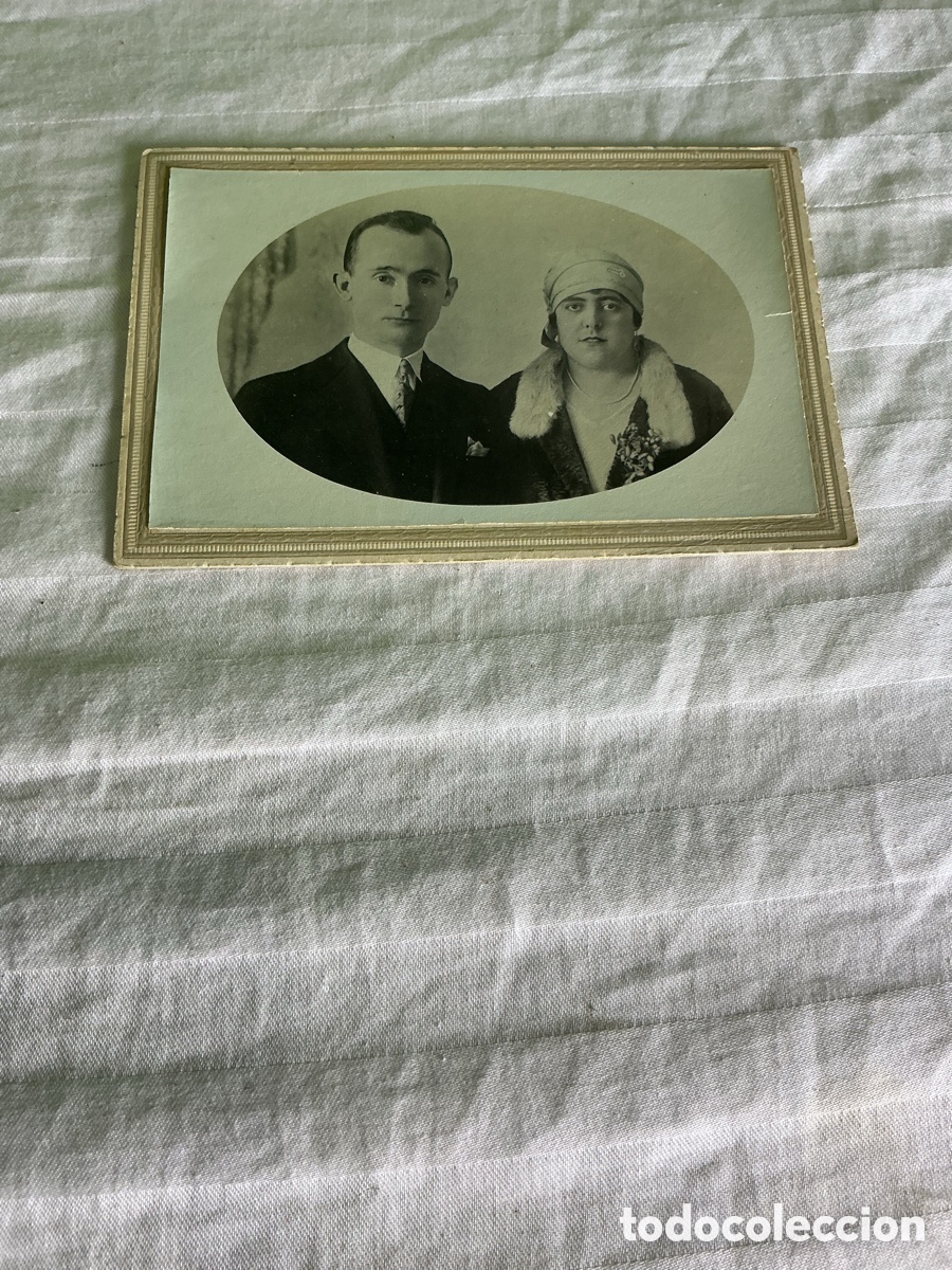 Fotograf&iacute;a antigua: Antigua postal fotogr&aacute;fica de pareja en &oacute;valo. Orla decorativa.
