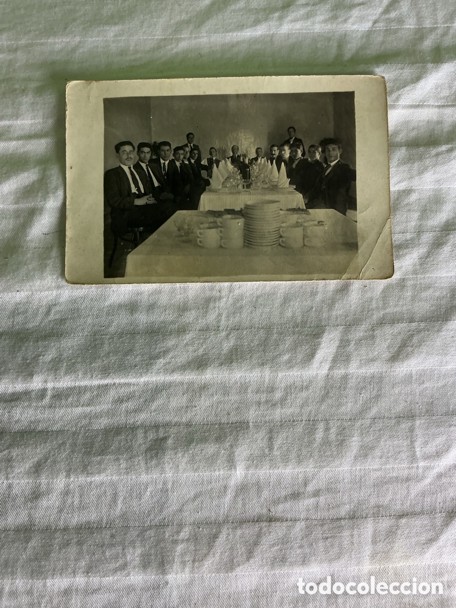 Fotograf&iacute;a antigua: Antigua postal fotogr&aacute;fica de banquete con trabajadores.