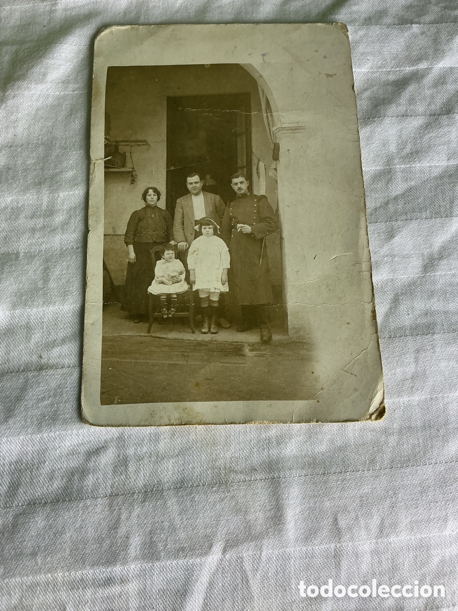 Fotograf&iacute;a antigua: Antigua postal fotogr&aacute;fica de grupo familiar con hombre uniformado.