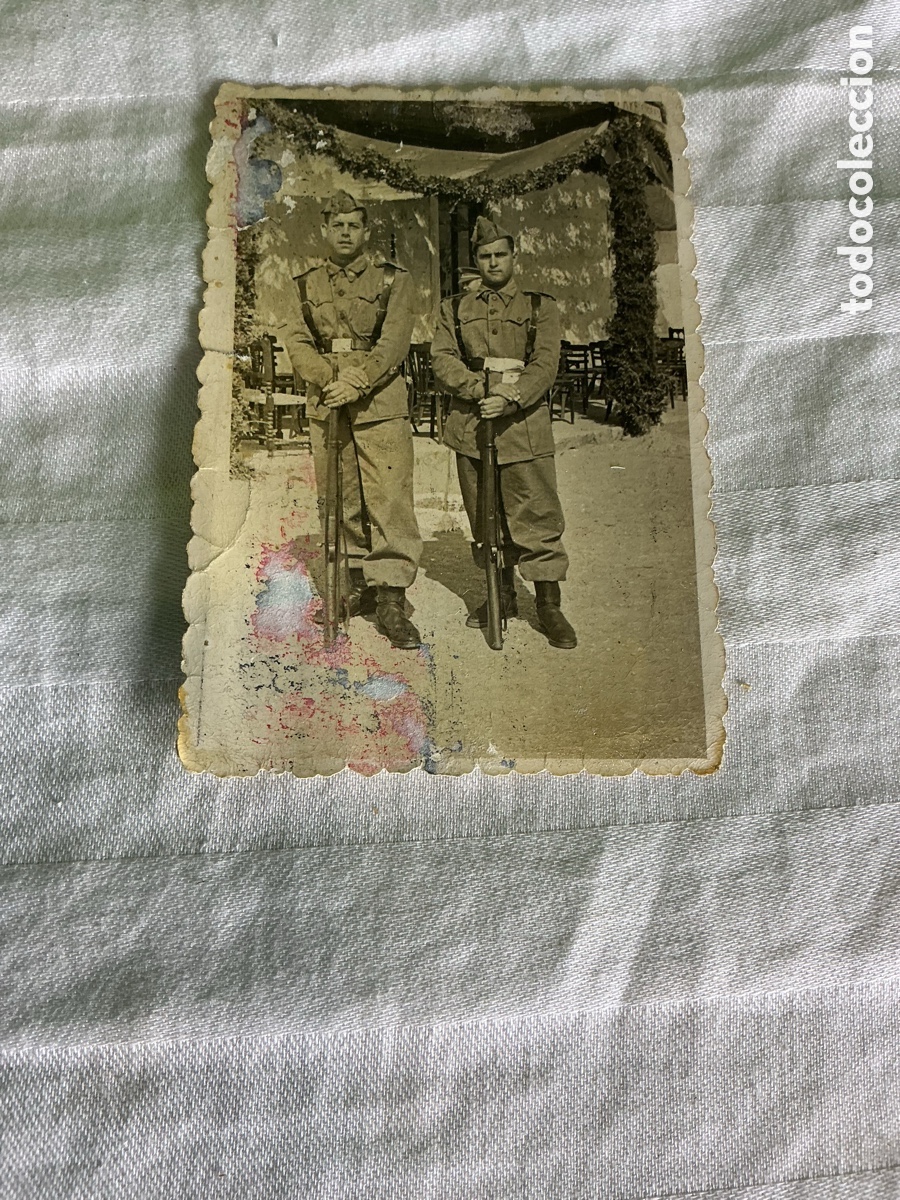 Fotograf&iacute;a antigua: Fotograf&iacute;a antigua de dos soldados con fusiles. Bordes ondulados.