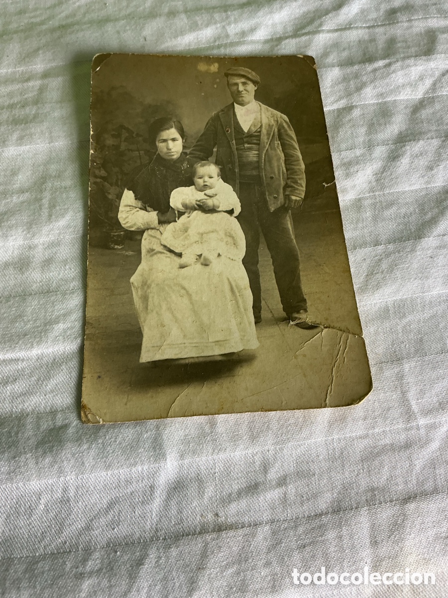 Fotograf&iacute;a antigua: Postal fotogr&aacute;fica antigua. Retrato familiar con beb&eacute;. Dedicada.