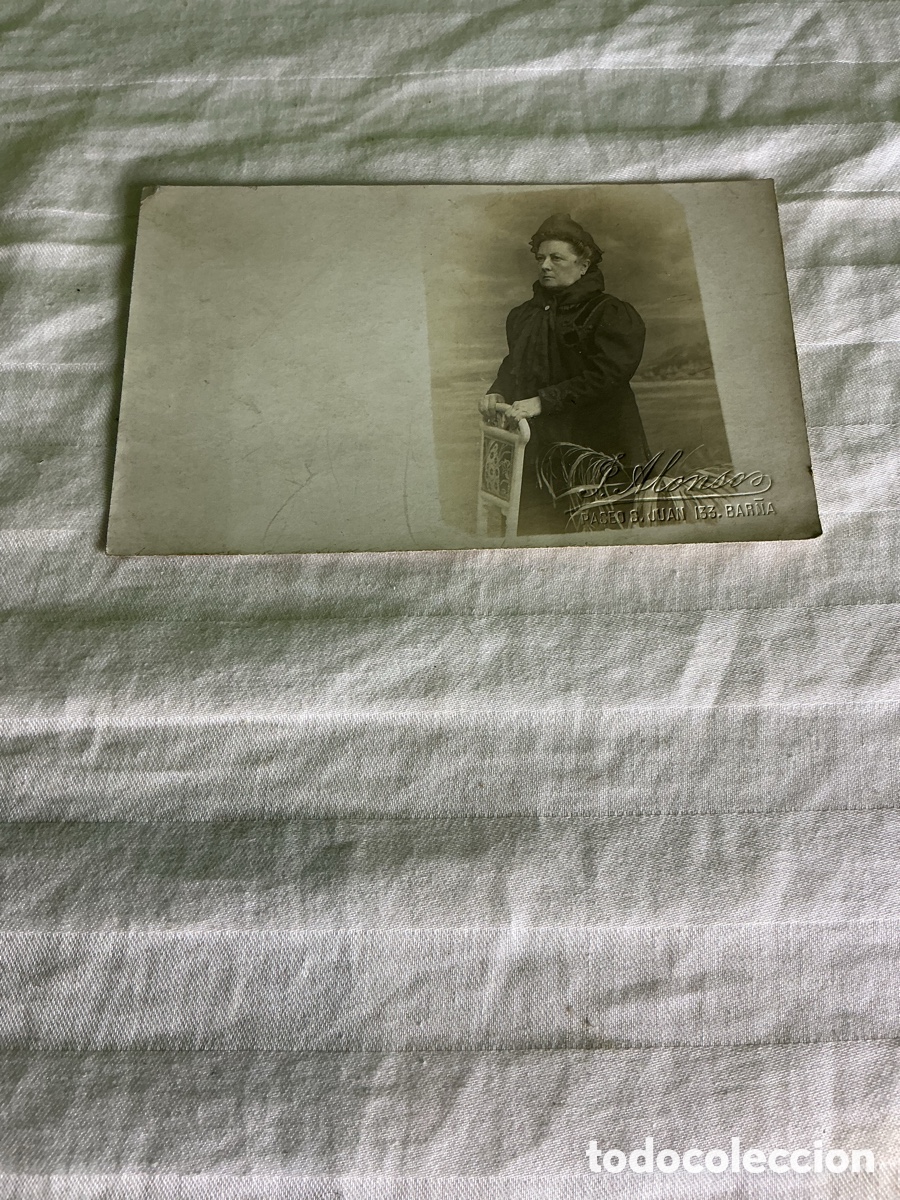 Fotograf&iacute;a antigua: Postal fotogr&aacute;fica de se&ntilde;ora. P. Alonso, Barcelona. Sello en relieve.