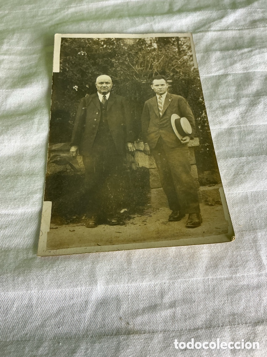 Fotograf&iacute;a antigua: Postal fotogr&aacute;fica antigua. Dos caballeros con sombreros al aire libre.