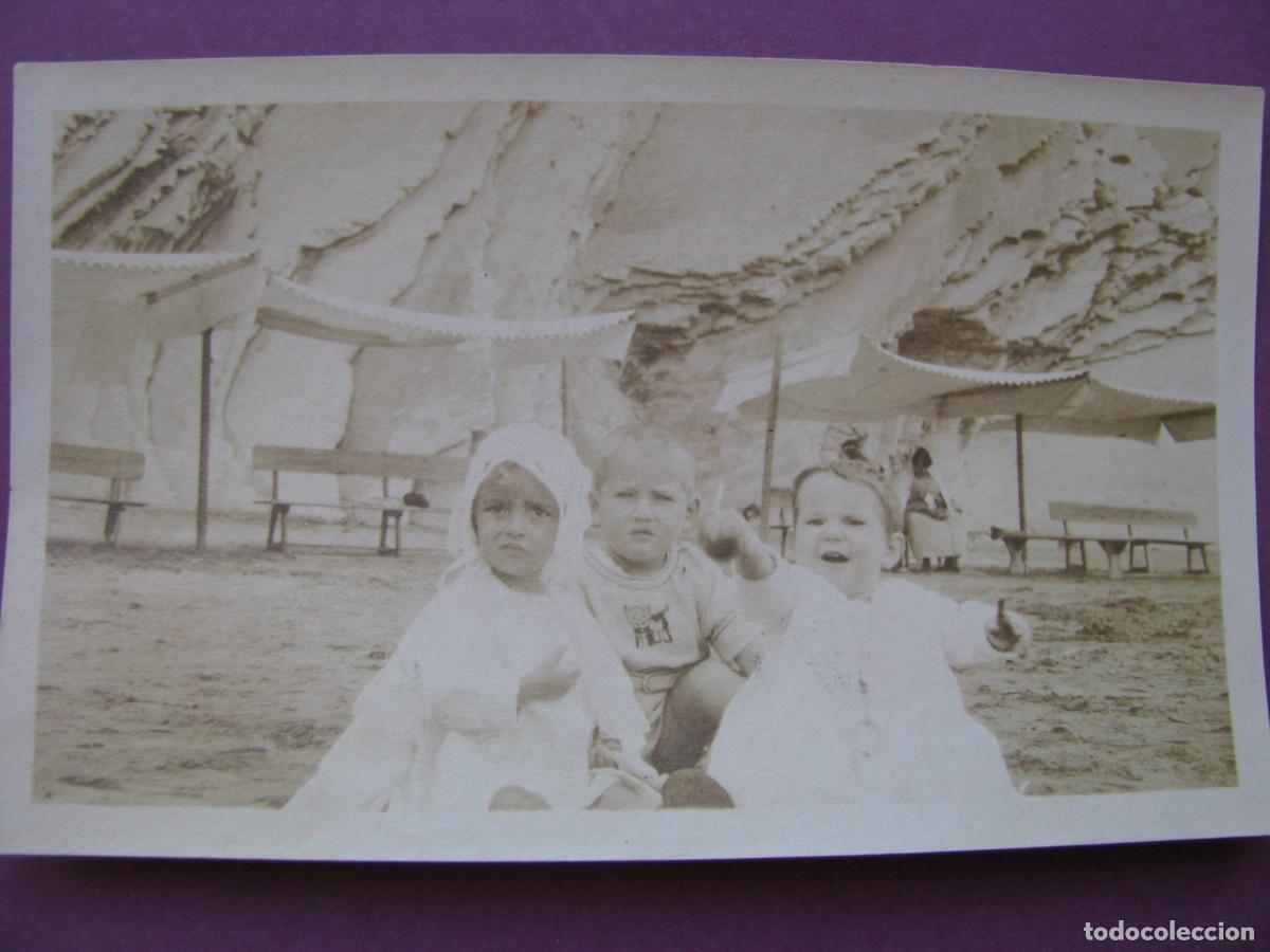 Fotograf&iacute;a antigua: FOTO ORIGINAL DEL A&Ntilde;O 1922. 11X6,5 CM. ZUMAYA, NI&Ntilde;OS, PLAYA. ACANTILADO FLYSCH.