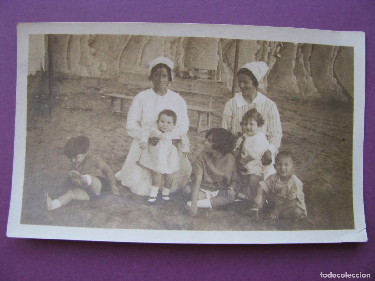 Fotograf&iacute;a antigua: FOTO ORIGINAL DEL A&Ntilde;O 1922. 11X6,5 CM. ZUMAYA, PLAYA PERSONAS, NI&Ntilde;OS