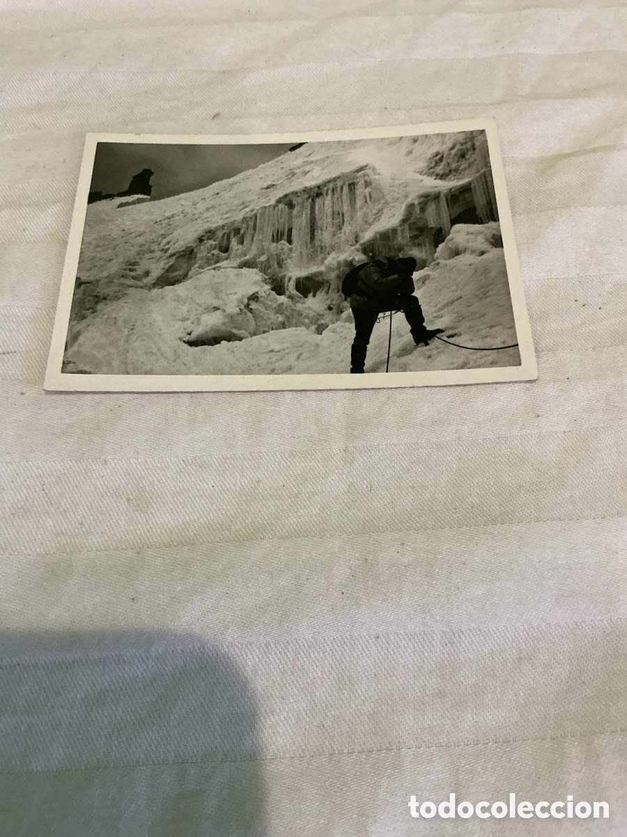 Fotograf&iacute;a antigua: Fotograf&iacute;a antigua alpinista escalando glaciar con cuerda &ndash; A&ntilde;os 30-50